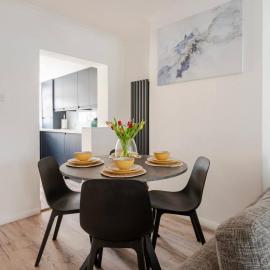Modern 2 Bed House in Rainham, Kent - Central Location