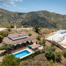 Casa Rural Los Hidalgos, hotel di Totalán