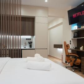 Luxury Suite 100m from Shore and Tram