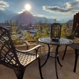 Aareblick 68 Charming studio with river view: Goldswil şehrinde bir otel