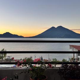 Villa de las aves with Lake Access، فندق في باناخاتشيل