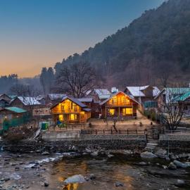 StayVista's Amanat Riverfront Cottage - 7BHK with River View & Jacuzzi