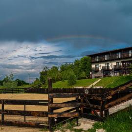 Potcoava Mountain Hideaway، فندق في Runcu