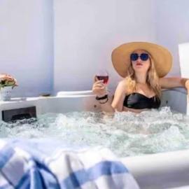Luxury Vacation Villa Irene with private juccuzi, hotel in Fira