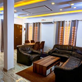 Spacious Apt with Patio & Rooftop in Cité Baguida: Lomé şehrinde bir otel