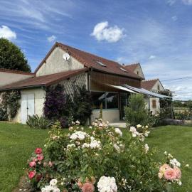 Gite de la roseraie, hotel i Louchy-Montfand