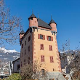 Appartement élégant dans le Château des Vidomnes, hotel en Sierre