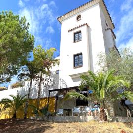 Castle Tower apartment BERNARD in rural holiday park, hotel en Tolox