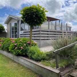 Chalet Makkum C99B met prive gelegen tuin aan het water, hotel in Makkum