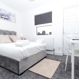 SAV - 4 Bed Town House, Harrow, hotel in Harrow