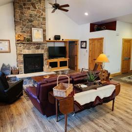 Sundance Spacious Vaulted Ceiling cabin, Hot tub, huge lawn, hotel in Sundance