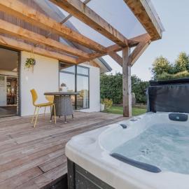 Hamptons Retreat - 1BR with Hot Tub and Fireplace