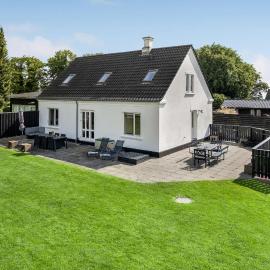 Four-Bedroom Holiday Home In Borkop, hotel en Børkop