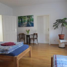 Ferienwohnung Creutzer in Leipzig Gottscheina, ideal auch für Monteure, kostenfreies, schnelles Wlan kostenfreies Parken, geräumiges Appartment mit 4 Einzelbetten, Komplettausstattung Küche, Bad mit Badewanne und Dusche Waschmaschine, Wäschetrockner