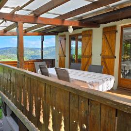Chalet sous les sapins, calme, superbe vue avec piscine et sauna