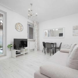 Jasny Apartament z Tarasem i Parkingiem by Noclegi Renters