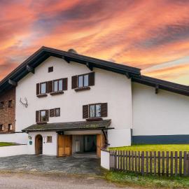 Large house with big garden, hotel i Hintersee