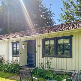 Gorgeous Home In Skivarp With Kitchen, hotel in Skivarp
