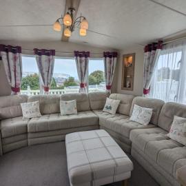 BRIGHT and COMFORTABLE HOLIDAY HOME SWANAGE PET FREE BAYVIEW HOLIDAY PARK، فندق في سواناج