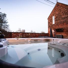 Luxury Cheshire Farmhouse Sleeps 12+, hotel u gradu 'Crewe'