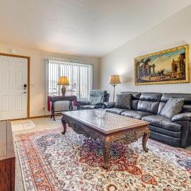 2 Mi to Lake Michigan: Cozy Duplex w/ Private Yard, hotel a Manitowoc