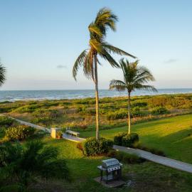 3rd Story Sanibel Condo With Amazing Beach Views 4A3: Sanibel şehrinde bir otel