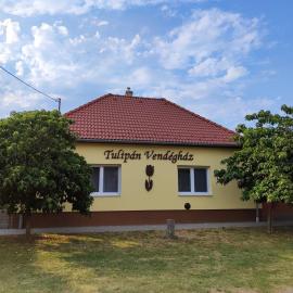 Tulipán Vendégház Harta, hotel in Harta
