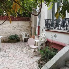 Jardin mini maison, hotel in Saint-Ouen