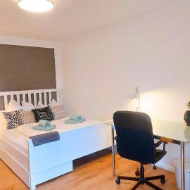 4 Schlafzimmer I Balkon I Für 5 Personen nahe Uni & City Center