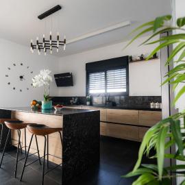 סויטת החורש, hotel u gradu Shelomi