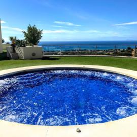 Spacious apartment with 3 pools & gym