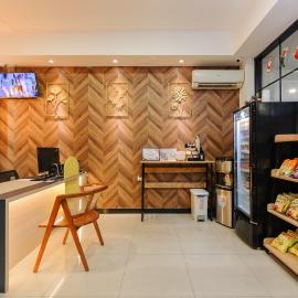 Sans Hotel Max Living Cengkareng، فندق في جاكرتا
