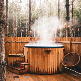 Osada LoveLaski - balia jacuzzi, sauna i kominek - całoroczne domki premium, hótel í Laski
