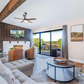 YOUR New Luxury Lakeview Condo w Pool Access, hotel in Lake Geneva