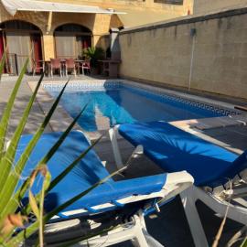 4 Bedroom Holiday Home with Private Pool, hotelli kohteessa Għarb
