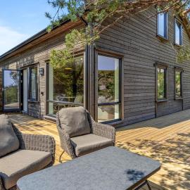 4 Bedroom Lovely Home In Risør, hotel v destinaci Risor