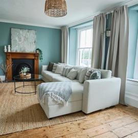 Charming Village Townhouse, 5 Mins to Beach, Sleeps 8