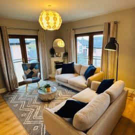 Boru Walk Townhouse -Stylish & Modern Holiday Home, hotel a Killaloe