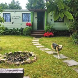 Domek kempingowy WAKACJE z PUPILEM – hotel w mieście Żurawnica