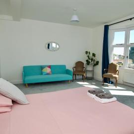Beautiful large 3-bed coastal flat with parking., hotel in Frinton-on-Sea