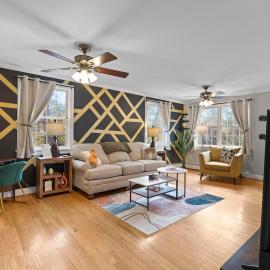 Spacious-5 Beds! 3 Mi to Mohegan, hotelli kohteessa Uncasville