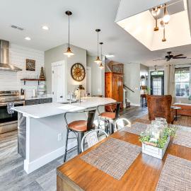1 Mi to Old Town: Cheerful Bluffton Townhome!, хотел в Блъфтън