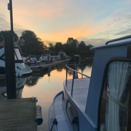 Stunning Classic Dutch Barge near Henley & Marlow, hotel in Bourne End