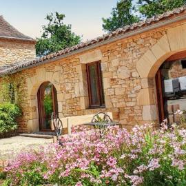 Maison charmeur avec jardin à Puy-l'Évêque et piscine partagée, Hotel in Puy-lʼÉvêque