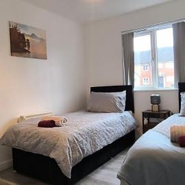 4 beds spacious Apartment, with Parking & WIFI, CHAFFORD HUNDRED, near station & shopping, long stays!