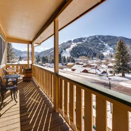 1/2 Mi to Skiing: Red River Condo w/ Free Shuttle!, hotel i Red River