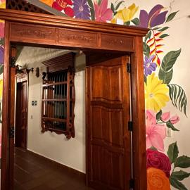 La Casa de las Flores Hostal, hotel i Jardín