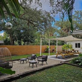 -Disco Bungalow- One third mile to FTL Marine Center, hotel in Fort Lauderdale