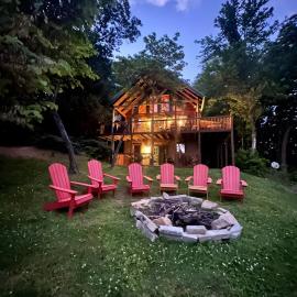 Thistle Britches, Secluded Mountain Cabin with Stunning Mountain Views, 1 Acre Next to Dollywood, Hot Tub, Pet Friendly