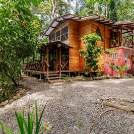 Pachamama Nueva River side Bungalows Punta Uva, Hotel in Puerto Viejo